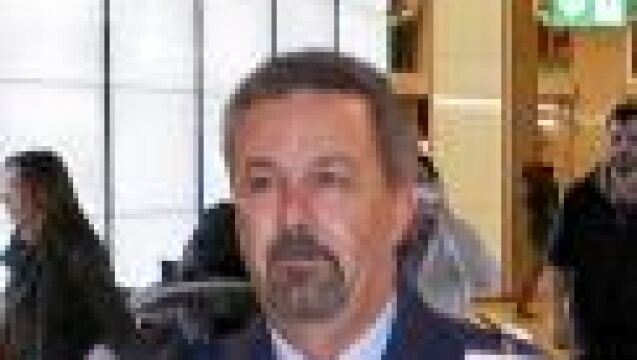 Un coronel del Ejército del Aire, el pasado viernes en Barajas