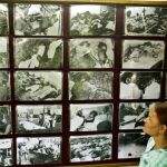 Una mujer contempla una exposición sobre la tragedia en 2004