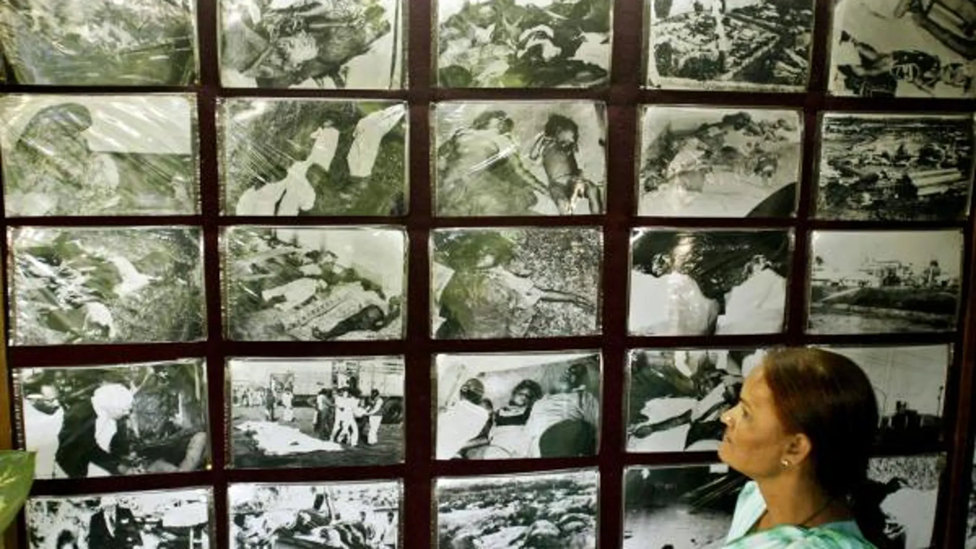 Una mujer contempla una exposición sobre la tragedia en 2004