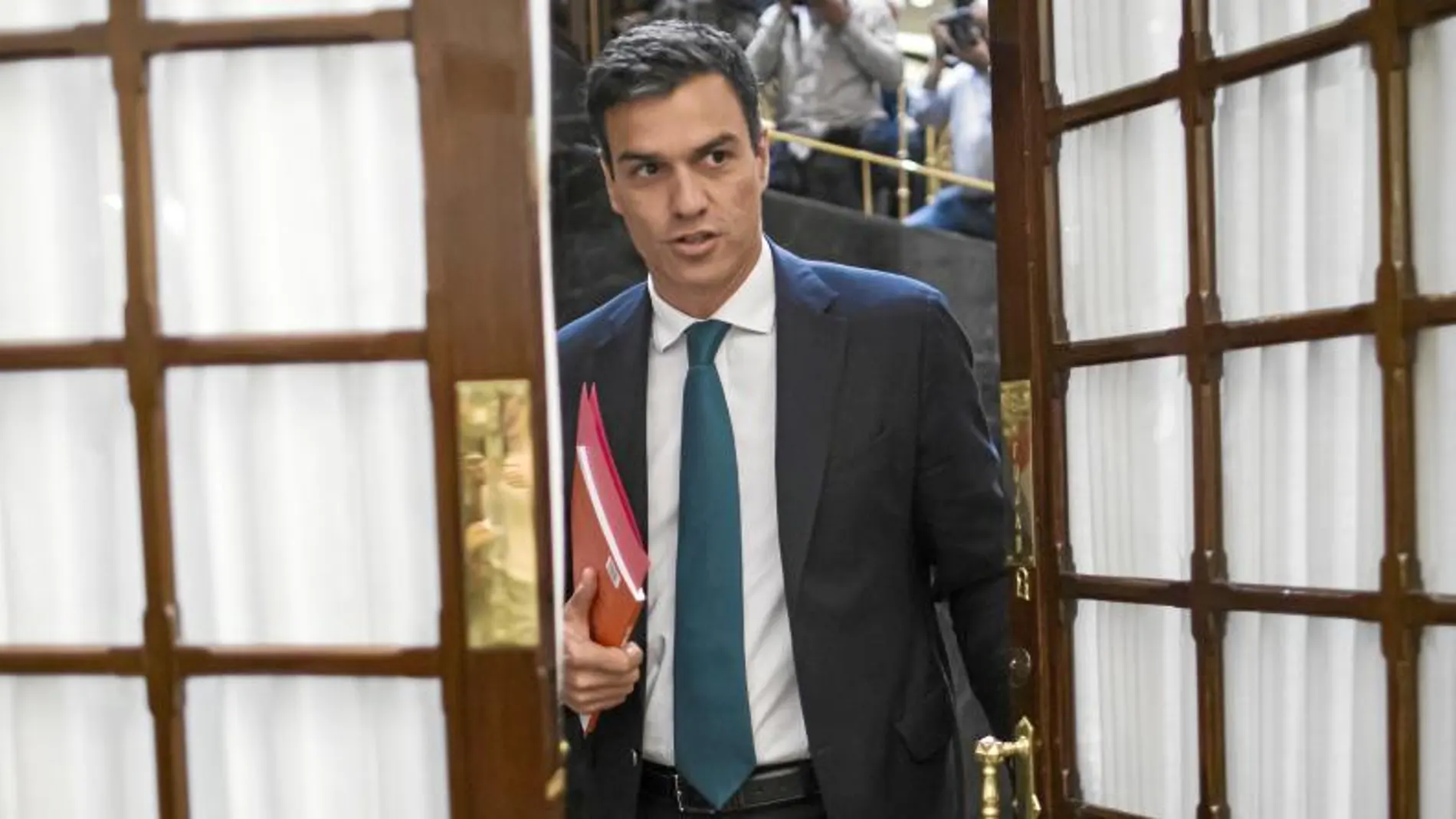 El líder del PSOE, Pedro Sánchez, ayer, tras interpelar a Mariano Rajoy en la sesión de control al Gobierno