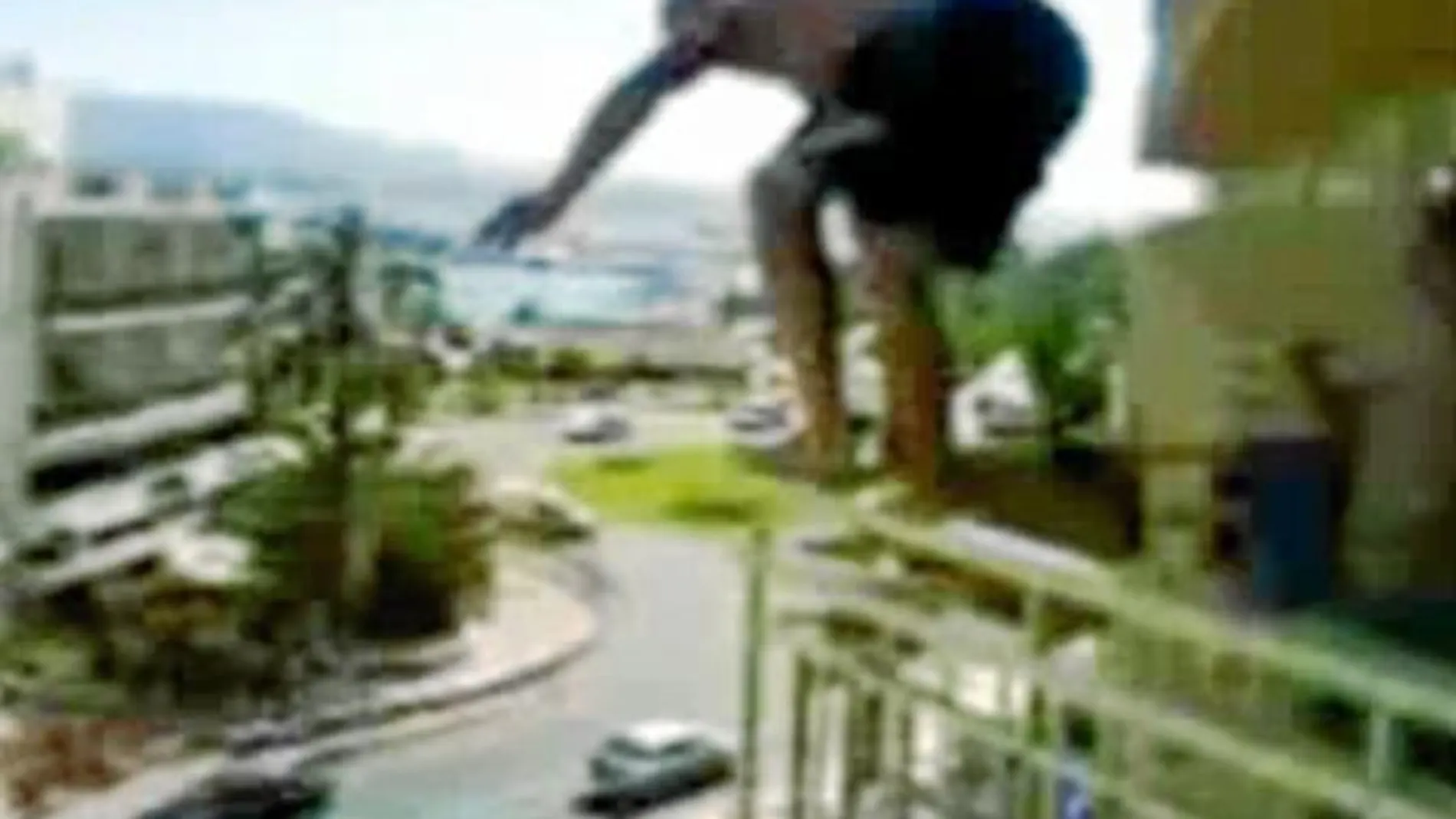 Un joven salta al vacío desde el balcón que da a la piscina del hotel, mientras otros le graban con el móvil