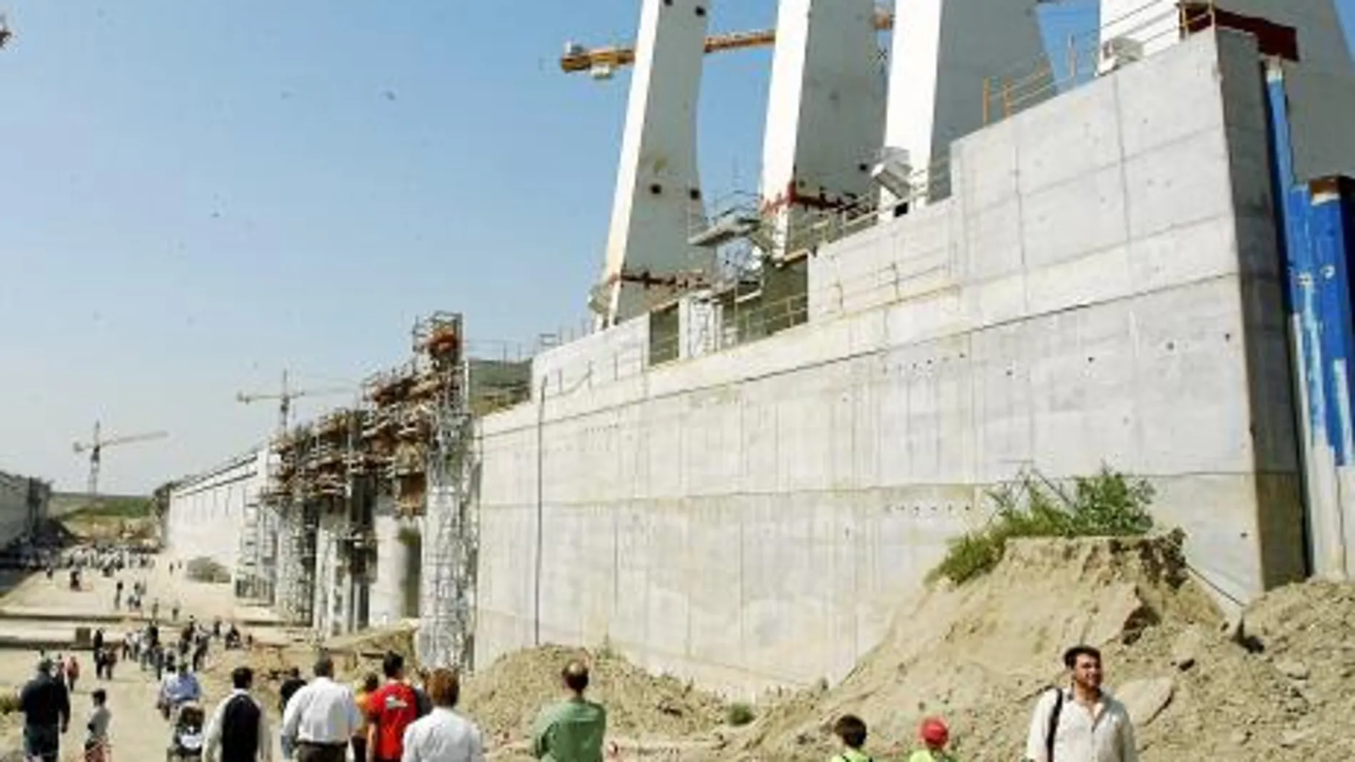 Un trabajador encuentra un proyectil de la Guerra Civil en el Puerto