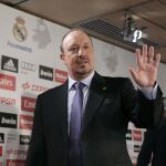 Rafa Benítez, saluda tras la conferencia de prensa que ha ofrecido en su presentación como nuevo entrenador del Real Madrid