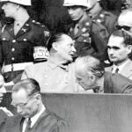 Goering habla con Joachin von Ribbentrop durante el proceso de Nurembert; a su lado está Rudolf Hess