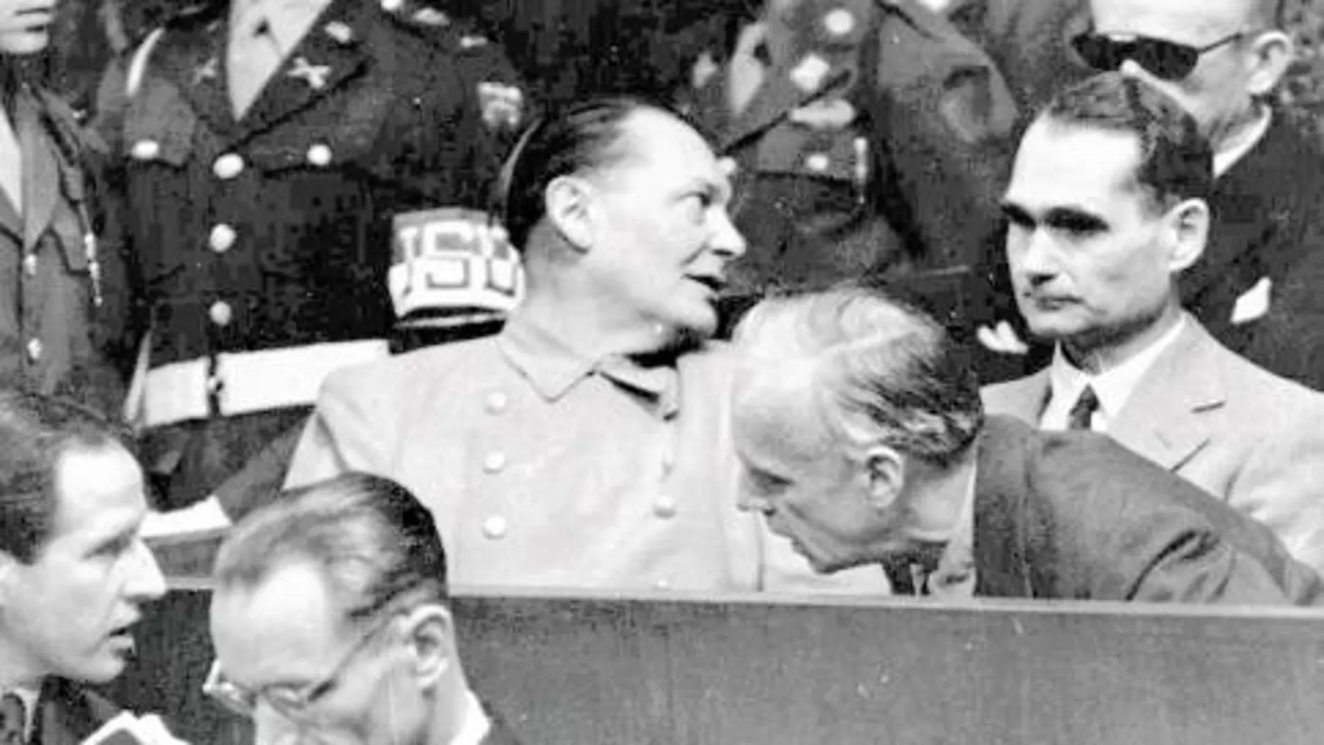 Goering habla con Joachin von Ribbentrop durante el proceso de Nurembert; a su lado está Rudolf Hess