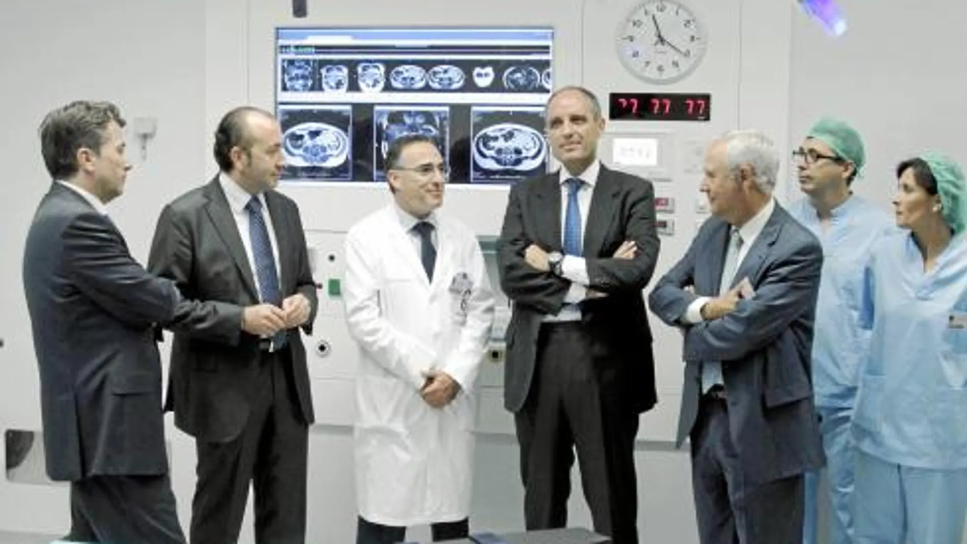El presidente Camps con el conseller Cervera y el alcalde de Elx, además de parte del equipo médico