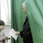 El candidato de Ley y Justicia, Jaroslaw Kaczynski, junto a la hija de su hermano gemelo, Ewa, tras votar en Varsovia