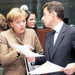 Angela Merkel y Sarkozy, ayer, en Bruselas, al término de la cumbre