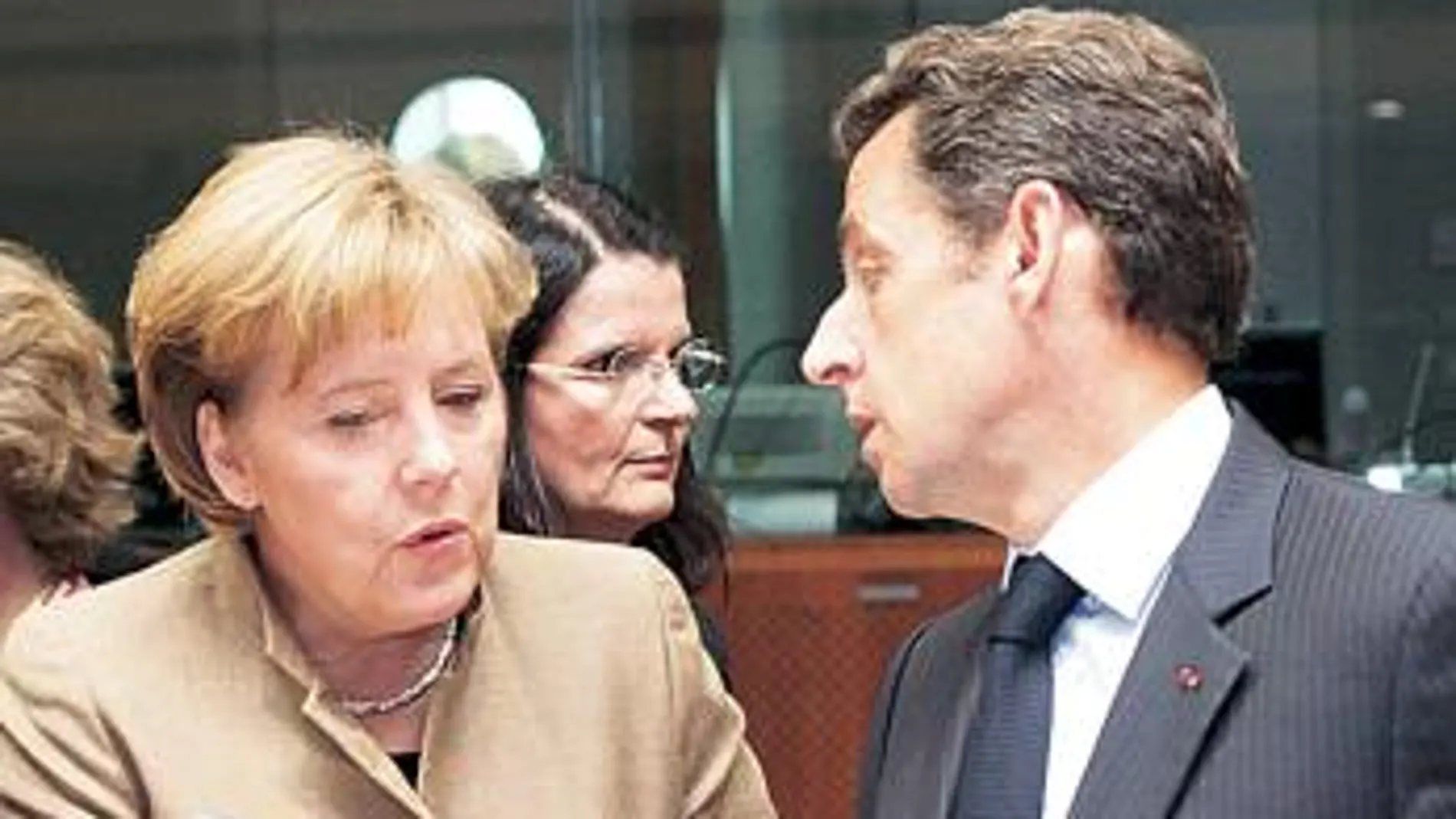 Angela Merkel y Sarkozy, ayer, en Bruselas, al término de la cumbre