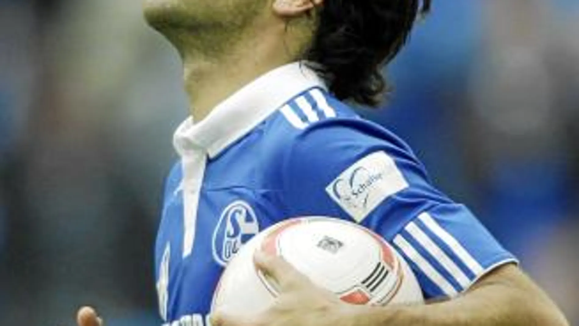Raúl primer gol oficial en el empate del Schalke