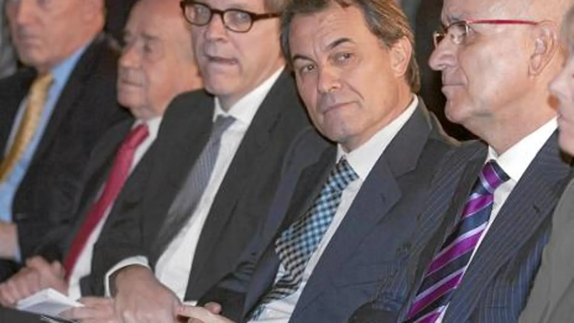 Mas y Duran Lleida con el primer ministro de Bélgica, Guy Verhfstad, ayer en Barcelona