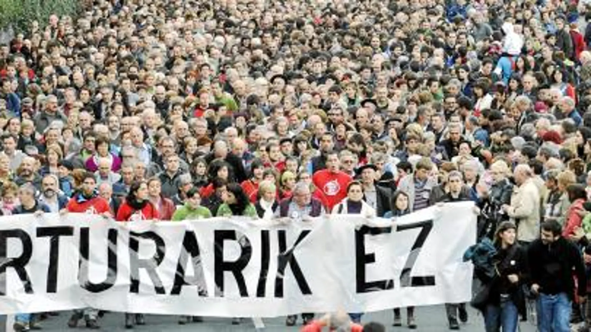 Imagen de la manifestación convocada en San Sebastián por familiares de detenidos por su presunta vinculación con ETA para denunciar supuestos malos tratos