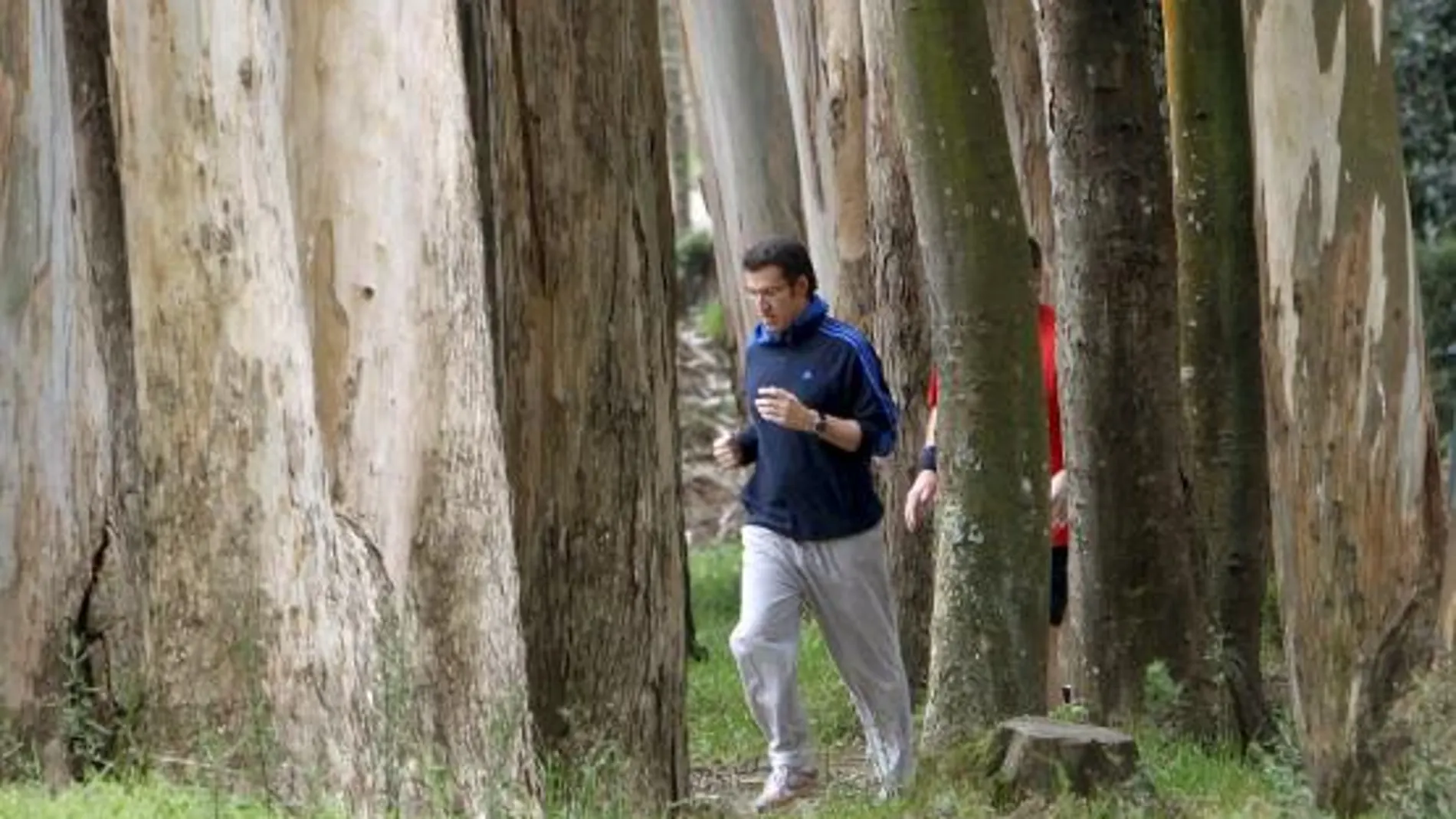 Núñez Feijóo práctica deporte en el parque de Castrelos tras la campaña