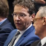 El ministro francés de Finanzas y presidente del Eurogroup, Jeroen Dijsselbloem (c), habla con un asistente antes de pronunciar un discurso el pasado jueves 16 durante la apertura oficial del Banco de Inversión Europeo en Washington (EE.UU.)