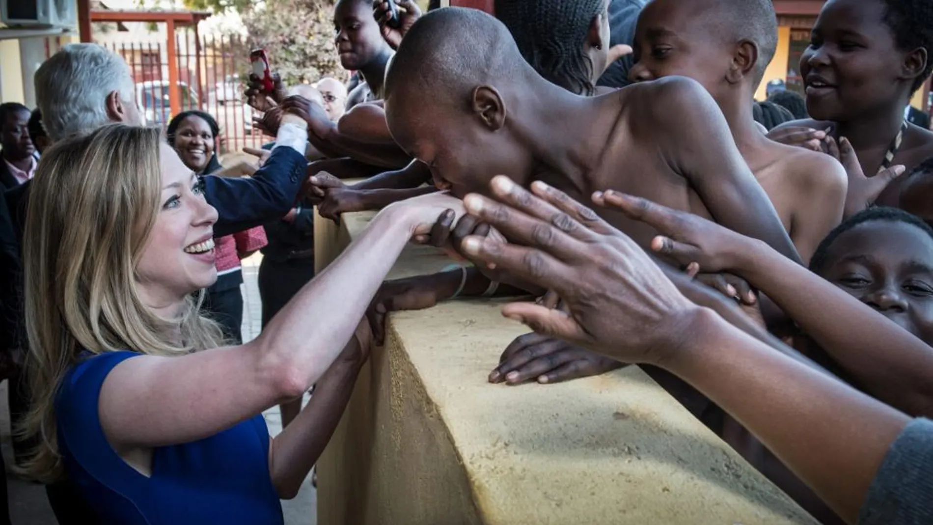 Chelsea Clinton en un viaje que realizó a África en 2013 junto a su padre