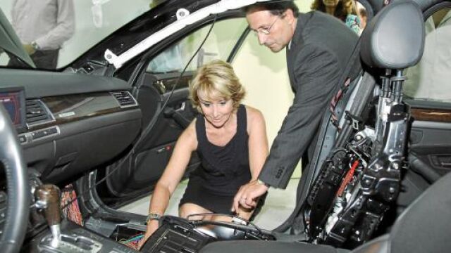 Esperanza Aguirre ¿ayer, en un simulador de coches¿ aseguró que «Camps es una persona honradísima»