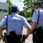 La Policía suiza en la sede de la FIFA en Zurich