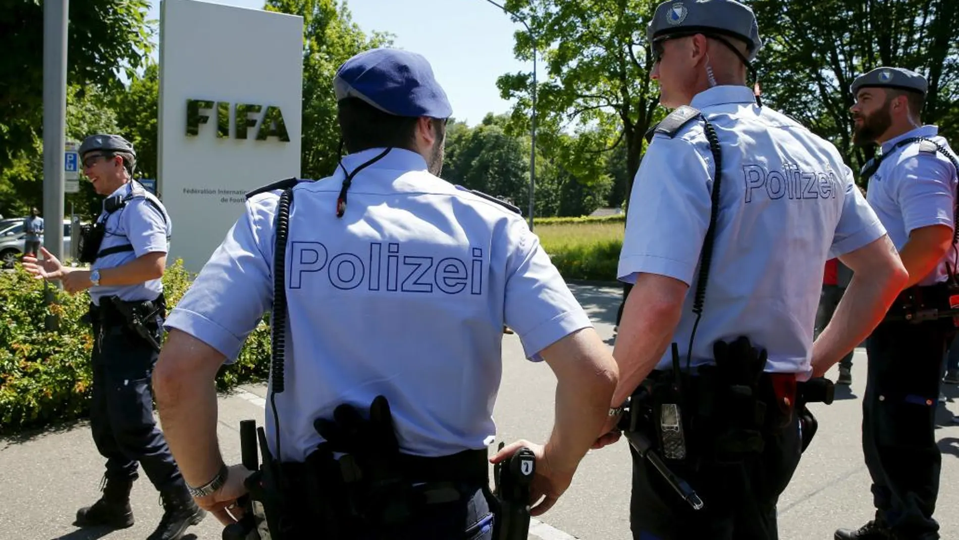 La Policía suiza en la sede de la FIFA en Zurich