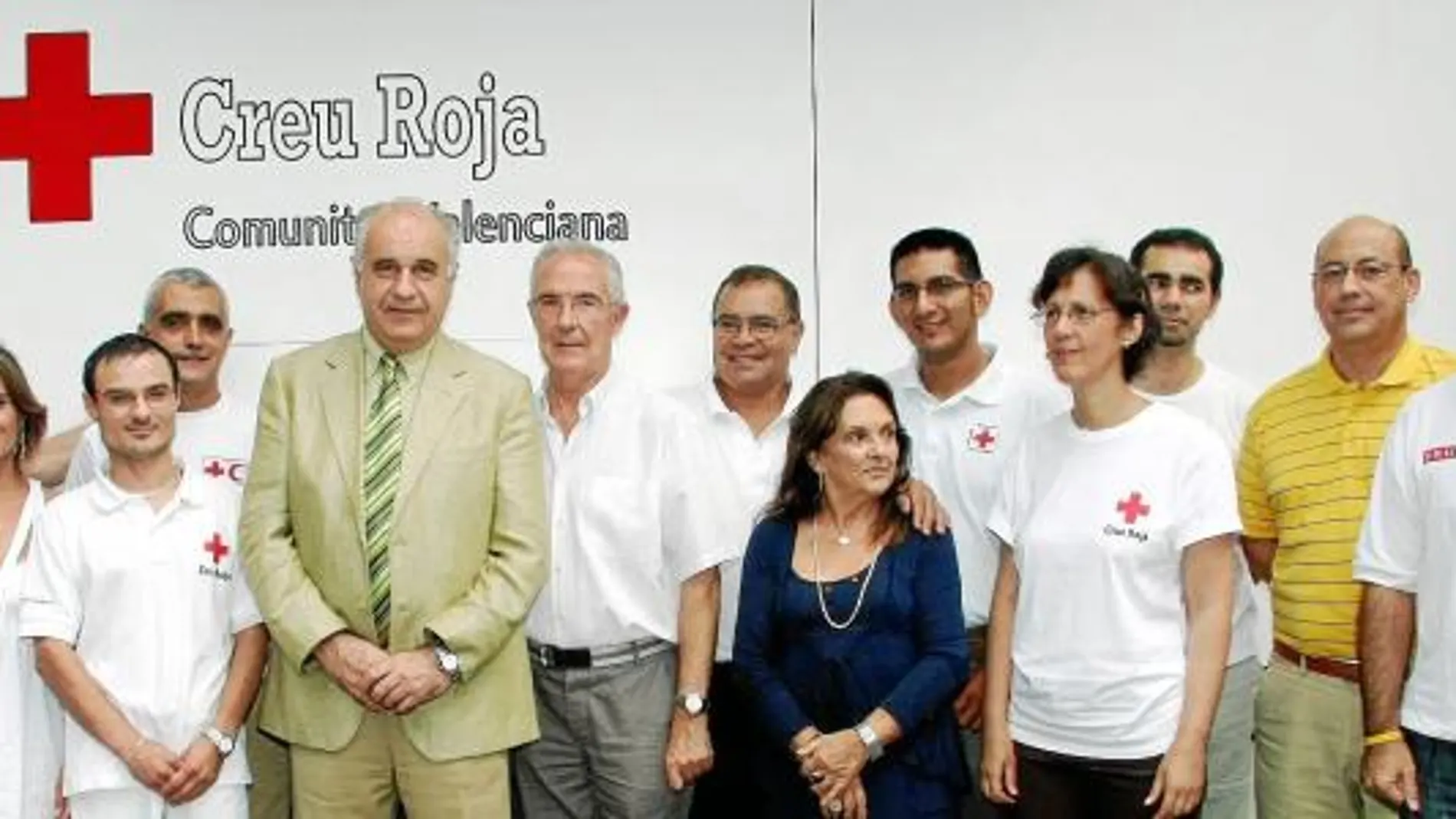 Blasco junto a los voluntarios de la Cruz Roja, entre ellos, Carlos Ortega, el valenciano que irá a Pakistán