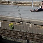 Dos turistas holandesas esperan la llegada del tren en la estación central de Hannover, Alemania
