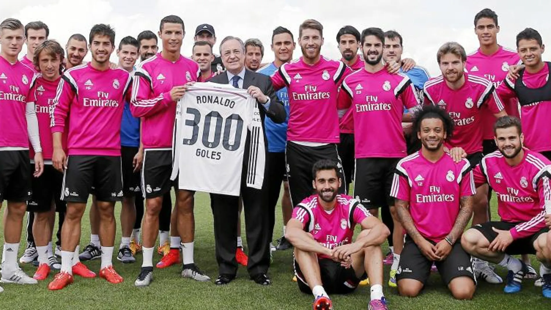 Florentino Pérez entregó ayer a Cristiano Ronaldo una camiseta por sus 300 goles con el Madrid