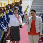 La Reina Letizia es recibida por la Primera Dama de Honduras, Ana Rosalinda García (d), a su llegada a la base aérea Enrique Soto Cano, en el departamento de Comayagua