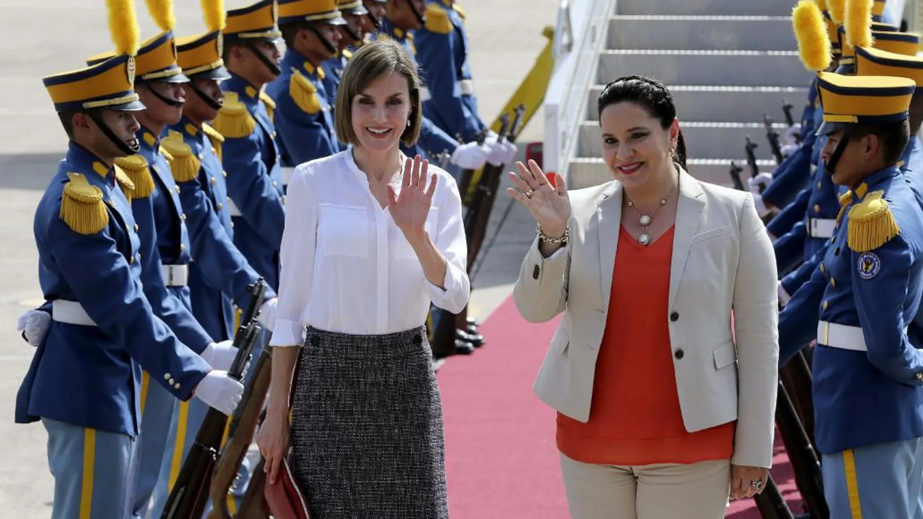 La Reina Letizia es recibida por la Primera Dama de Honduras, Ana Rosalinda García (d), a su llegada a la base aérea Enrique Soto Cano, en el departamento de Comayagua
