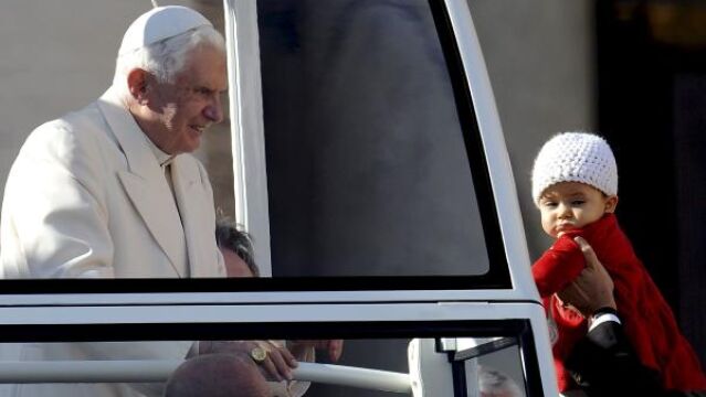 El papa Benedicto XVI saluda a los devotos congregados en la plaza de San Pedro del Vaticano