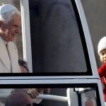 El papa Benedicto XVI saluda a los devotos congregados en la plaza de San Pedro del Vaticano