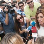 La presidenta de la Junta de Andalucia en funciones, Susana Díaz (c), en declaraciones a los periodistas, durante su visita a la localidad sevillana de Cantillana