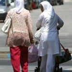 Dos mujeres musulmanas caminan por las calles de Cunit (Tarragona).