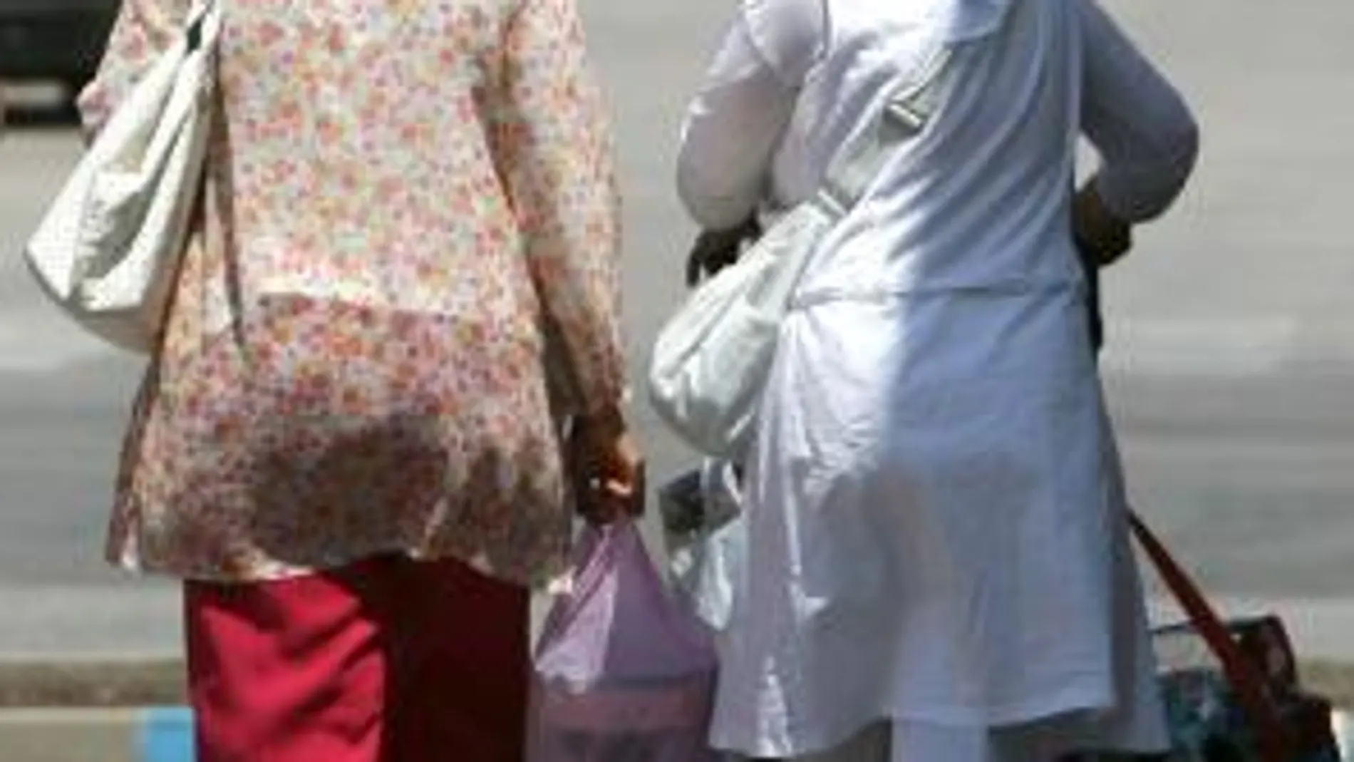 Dos mujeres musulmanas caminan por las calles de Cunit (Tarragona).