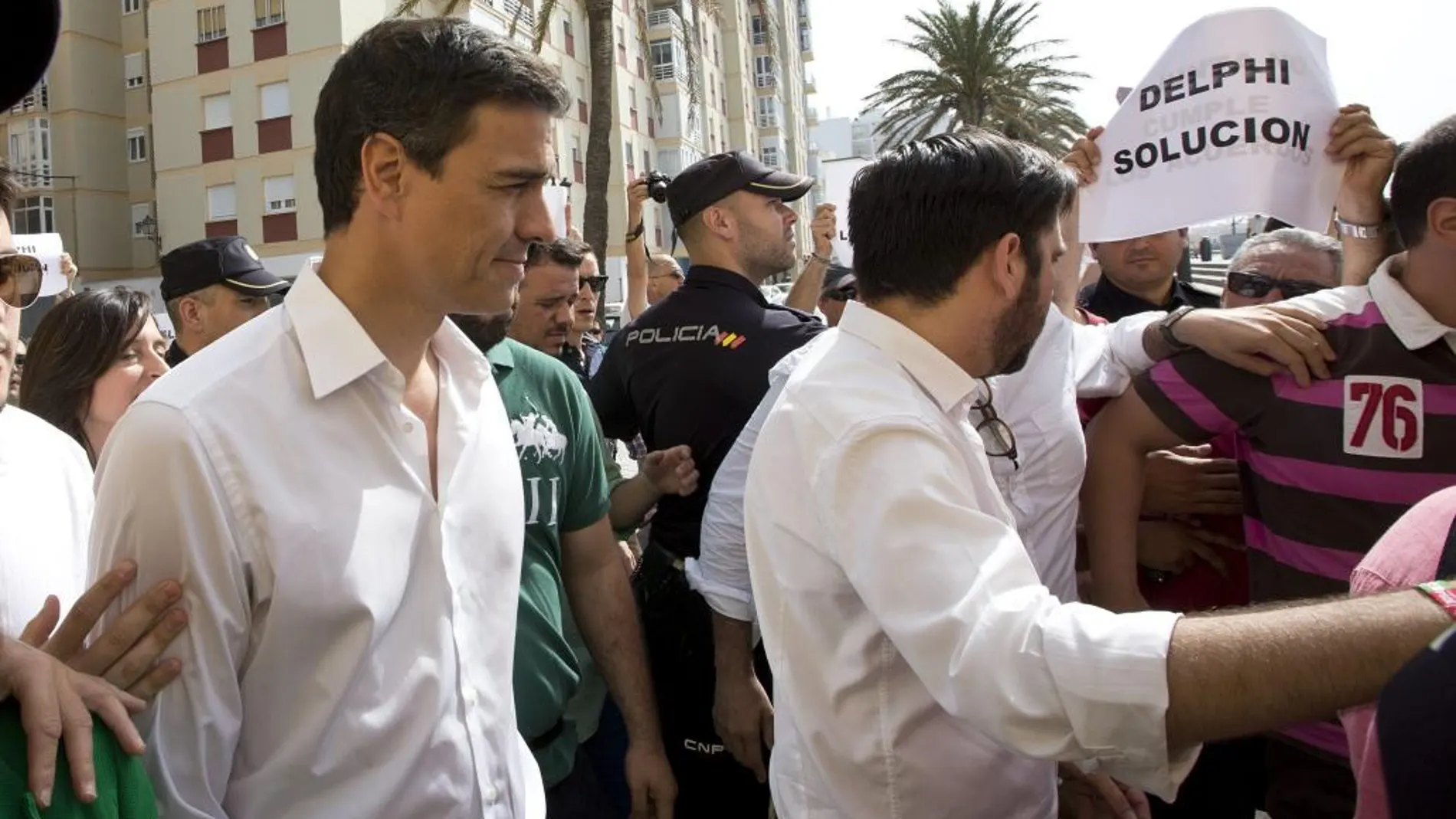 Pedro Sánchez, se ha encontrado en su llegada a Cádiz con una protesta de los trabajadores de Delphi