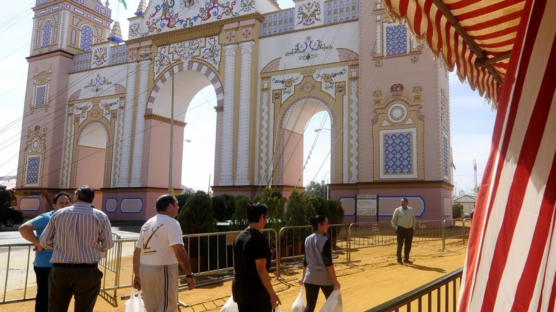 Luces, toros y rebujito dan la bienvenida a la feria anticipada de Sevilla