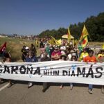 Cabecera de la manifestación donde trescientos ecologistas procedentes de Burgos, La Rioja y el País Vasco han marchado desde la localidad de Barcina del Barco (Burgos)