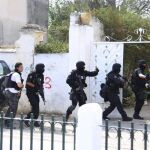Agentes de la brigada anti terrorista tunecina entran en la base militar tras el tiroteo