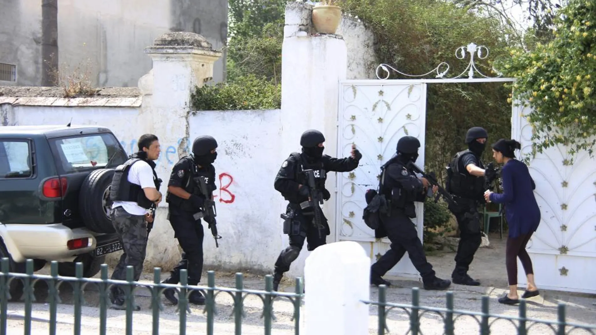 Agentes de la brigada anti terrorista tunecina entran en la base militar tras el tiroteo