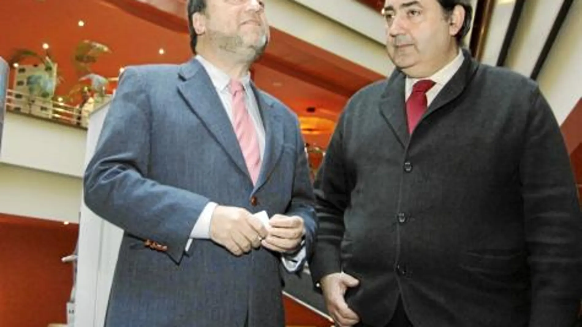 El alcalde, Alfredo Sánchez Monteseirín, junto al delegado de Movilidad, Francisco Fernández