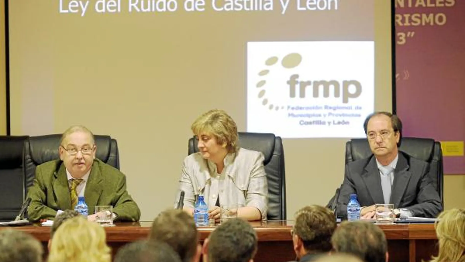 María Jesús Ruiz junto a Domingo Heras y Elías Arribas, en unas jornadas ayer en Soria