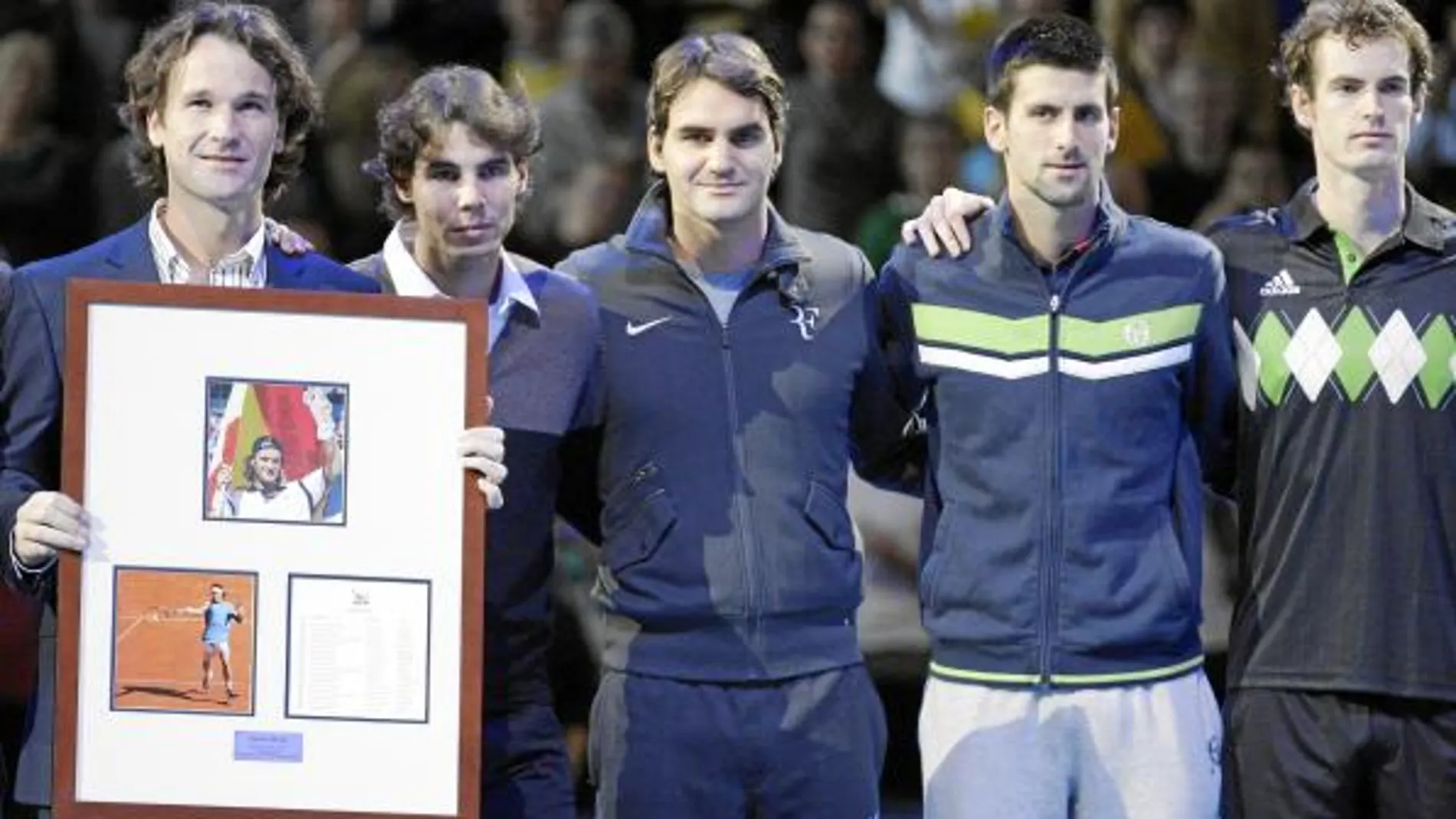 homenaje a moyá. Los ocho maestros rindieron homenaje al ex número uno, que ha anunciado su retirada. «Te echo de menos», dijo Nadal antes de agradecerle toda la ayuda que le prestó cuando era joven. «Charly», emocionado, reconoció que sabía que Rafa iba