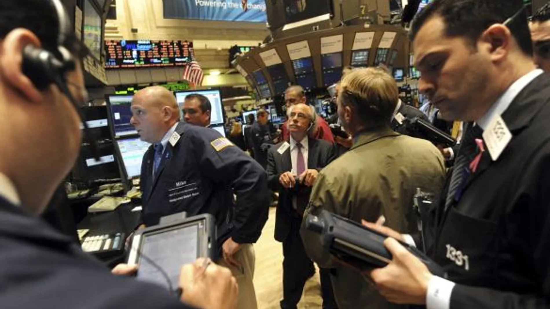 Varios agentes trabajan en el parqué de la Bolsa de Nueva York en una jornada marcada por las elecciones y la reunión de la Reserva Federal