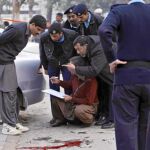 Agentes recogen pruebas en la escena del crimen, ayer en Islamabad