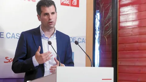 Luis Tudanca contesta las preguntas de los periodistas tras reunirse con diputados y senadores del partido