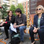 La juez Manuela Carmena (dcha.) y la activista Ada Colau (izq.), momentos antes de un mitin de Ahora Madrid
