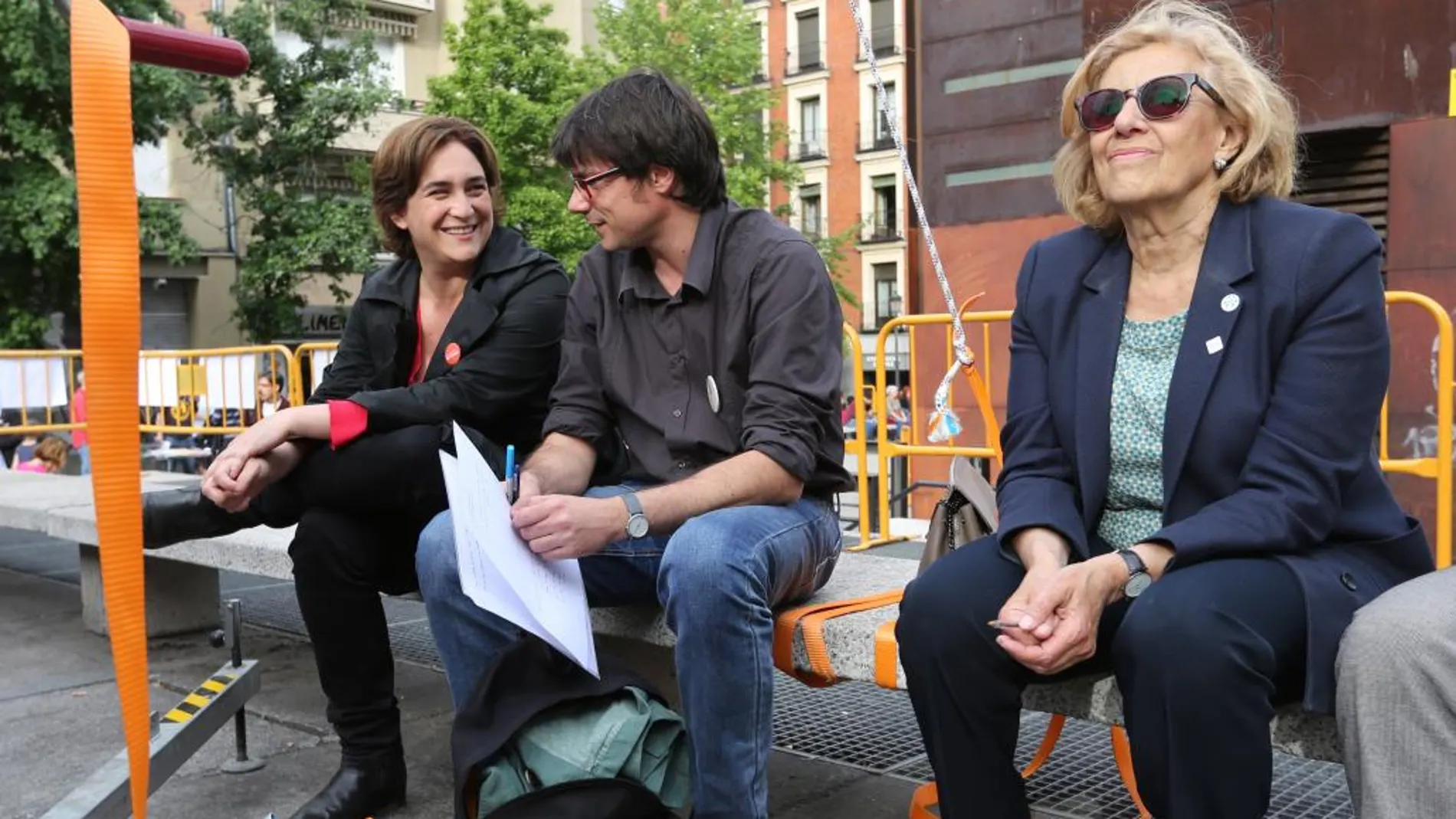 La juez Manuela Carmena (dcha.) y la activista Ada Colau (izq.), momentos antes de un mitin de Ahora Madrid