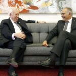 El ministro de Asuntos Exteriores, José Manuel García-Margallo, con su homólogo marroquí, Salahedín Mezuar, durante la reunión bilateral que han mantenido tras la cumbre UE-Mediterráneo