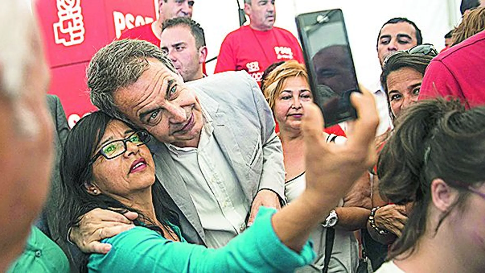 El ex presidente se hace un selfie con una asistente