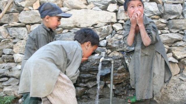 La iniciativa humanitaria, llevada a cabo desde 2001 por Sebastián Alvaro, y la asociación Sarabastall, está destinado a favorecer el desarrollo y mejorar la calidad de vida de este poblado, situado a los pies del K1