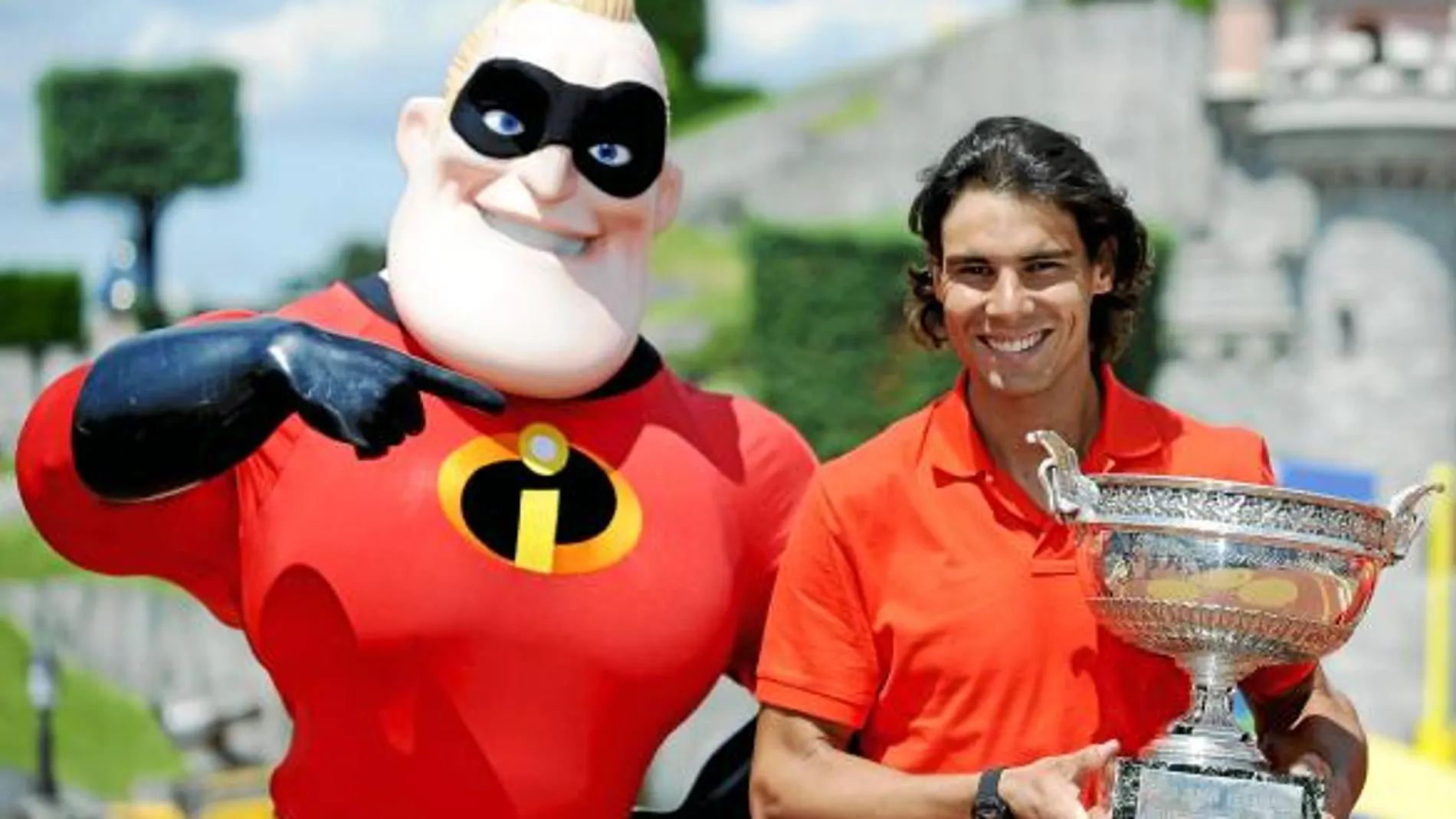 Rafa Nadal acudió ayer a Eurodisney antes de afrontar la mini-temporada de hierba en Inglaterra