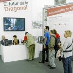 Las tímidas colas del primer día se repitieron ayer en la carpa de los Jardinets de Gràcia, por culpa de la lentitud del voto presencial